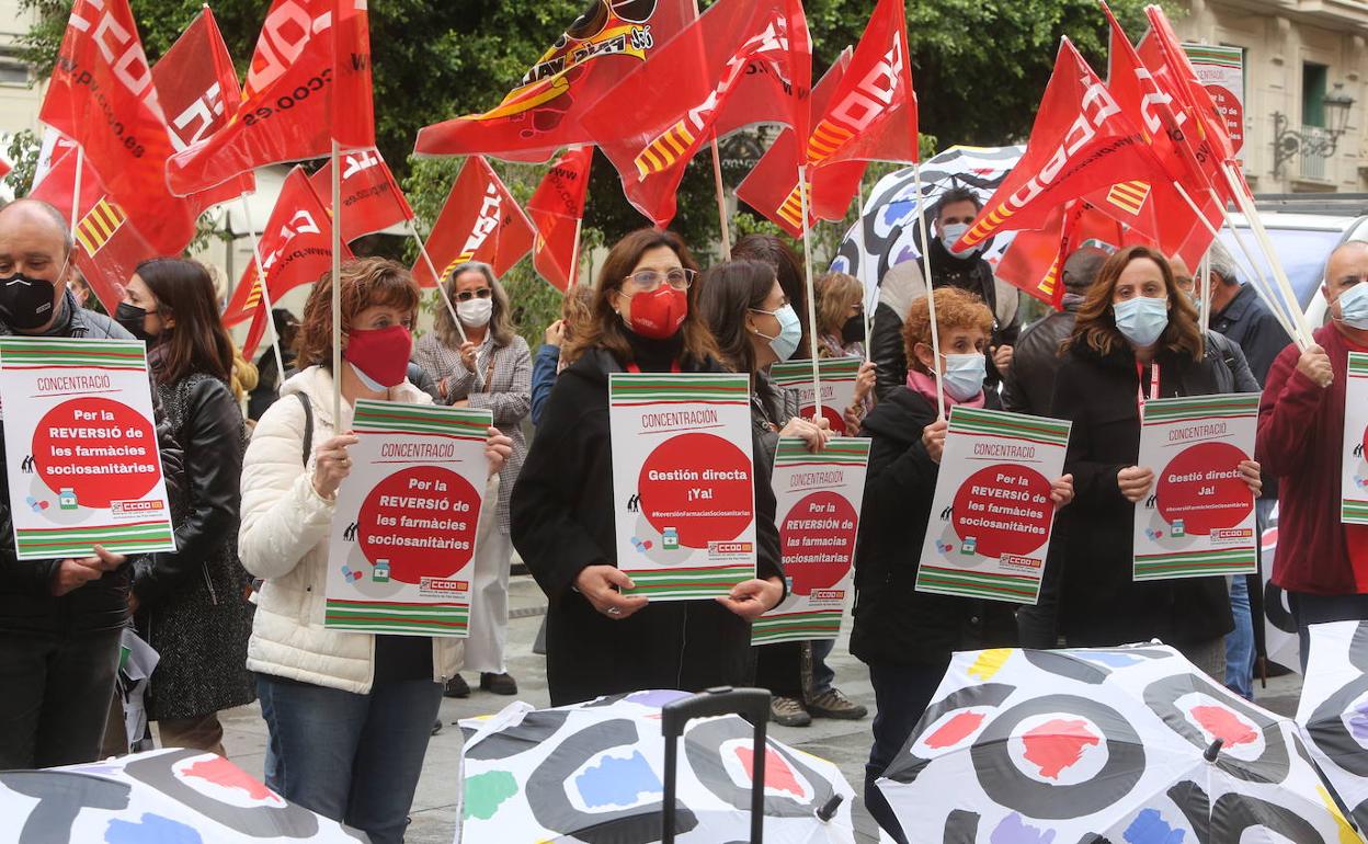 Trabajadores protestan este viernes a las puertas del Palau de la Generalitat para reclamar la reversión de la gestión del servicio de farmacia en residencias.