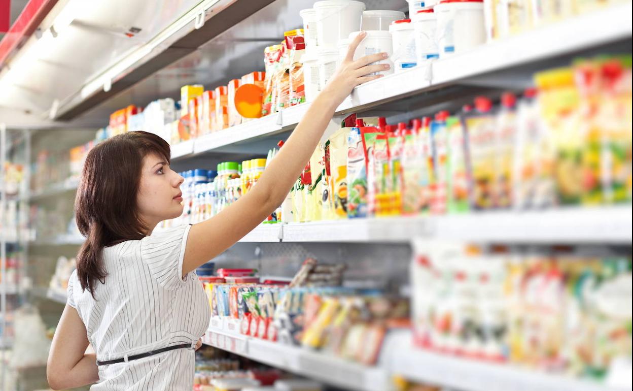 Una mujer realiza la compra en el supermercado.