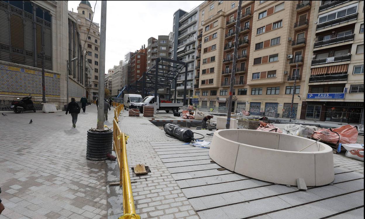 Plaza Ciudad de Brujas. Un modelo de jardinera y báculo de una de las nuevas farolas, ayer por la mañana. 