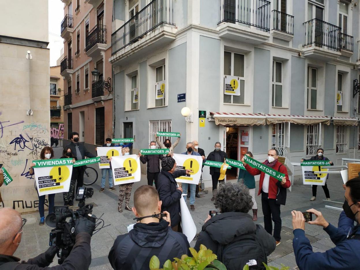 Protesta por la apertura de apartamentos en el centro. lp