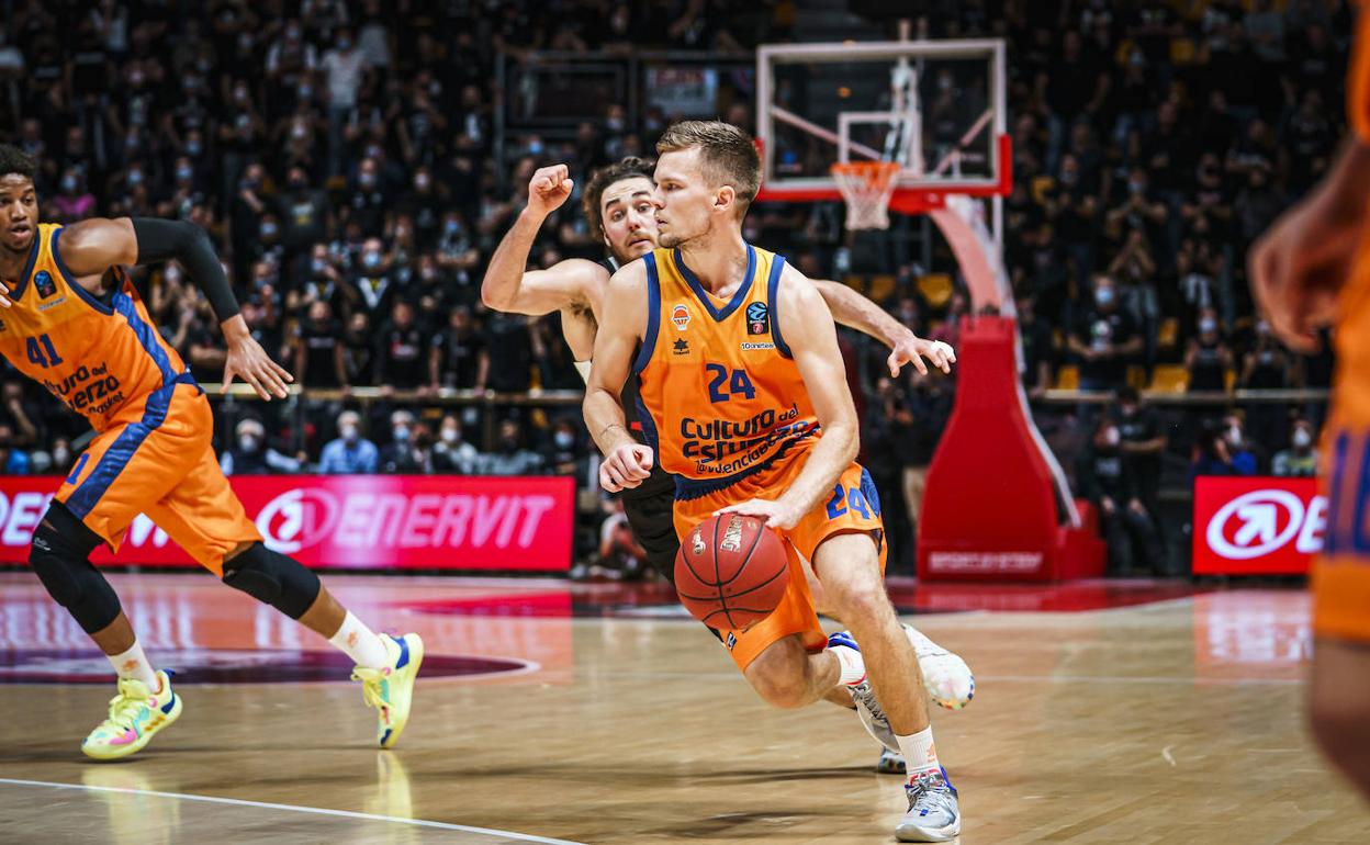 Hermannsson, durante el partido contra la Virtus en el PalaDozza. 