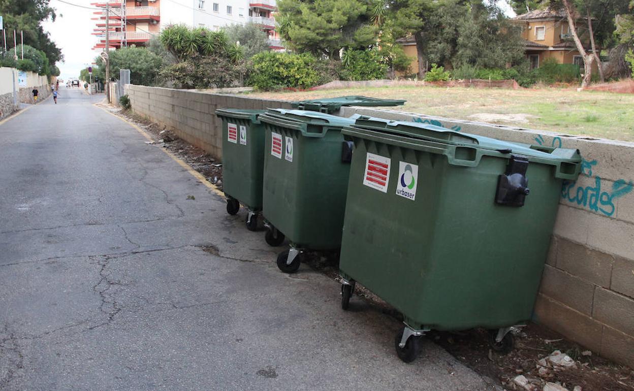 Contenedores de basura en un vial de Dénia. 