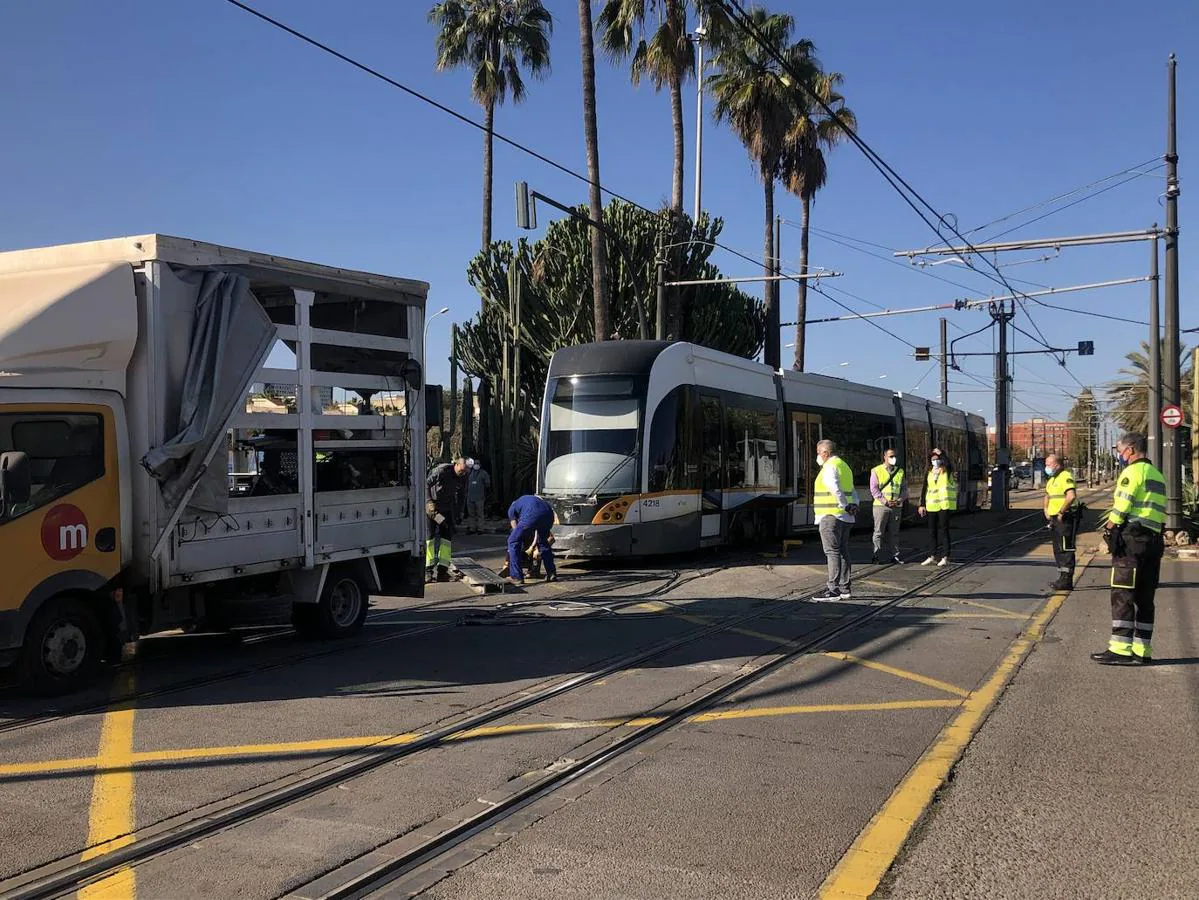 Imagen tras el accidente entre el tranvía y el coche