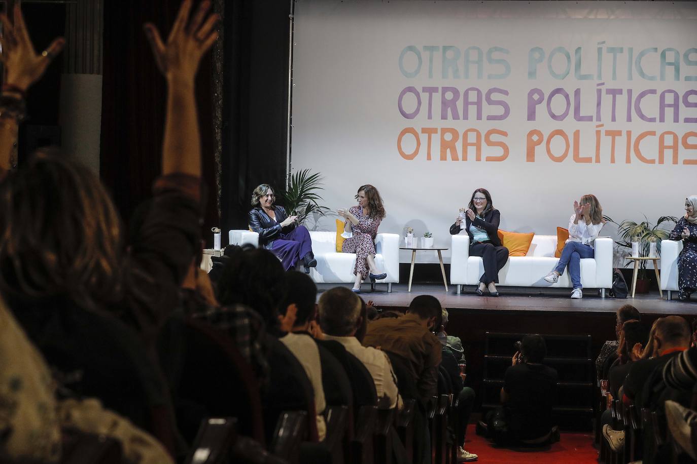 Fotos: Acto en Valencia de Yolanda Díaz, Mónica Oltra y Ada Colau