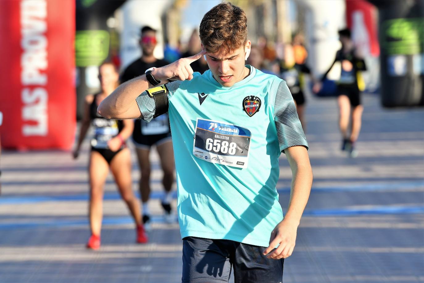 Fotos: Búscate en la meta de la 15K Valencia Abierta al mar (2)