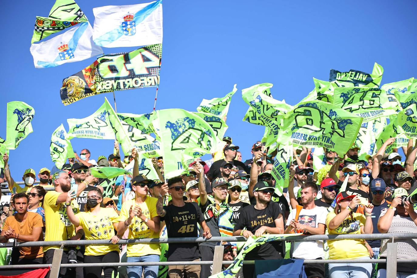 La bandera de final de carrera da inicio a la fiesta del adiós de 'Il Dottore'