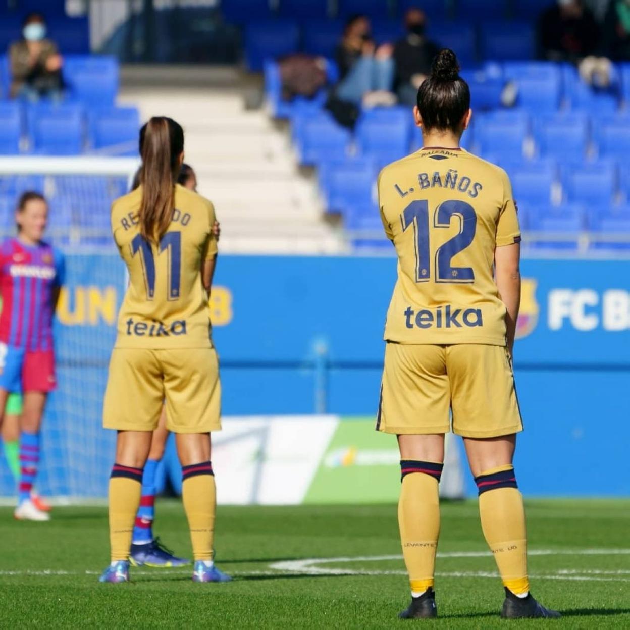 Alba Redondo y Leire Baños se tapan el logo de la RFEF. levante ud