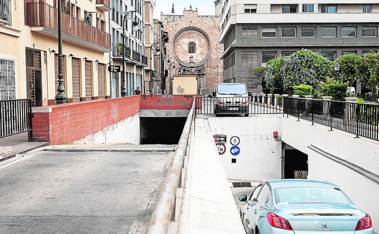 Accesos del parking, antes de su cierre. 