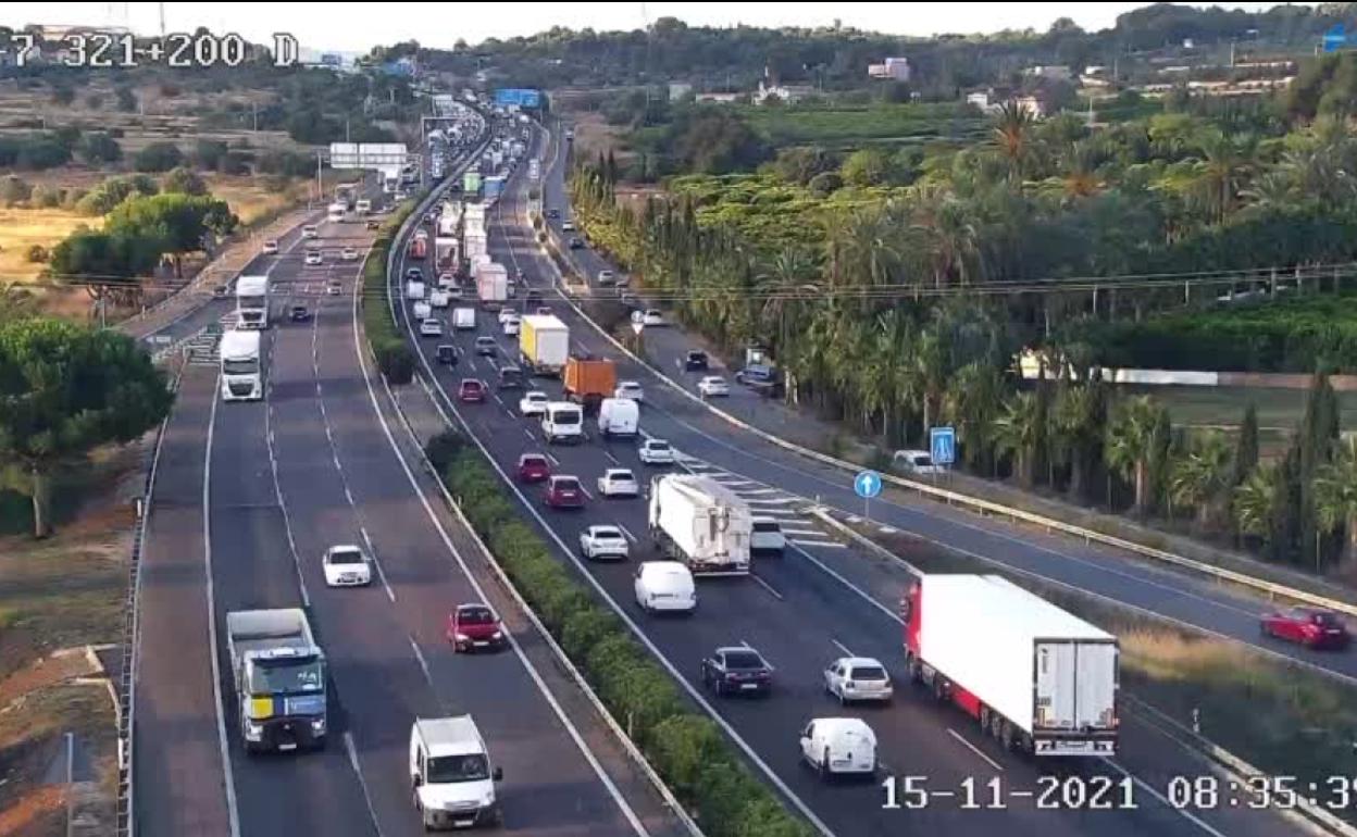 Atascos en Valencia | 22 kilómetros de atascos colapsan las carreteras valencianas