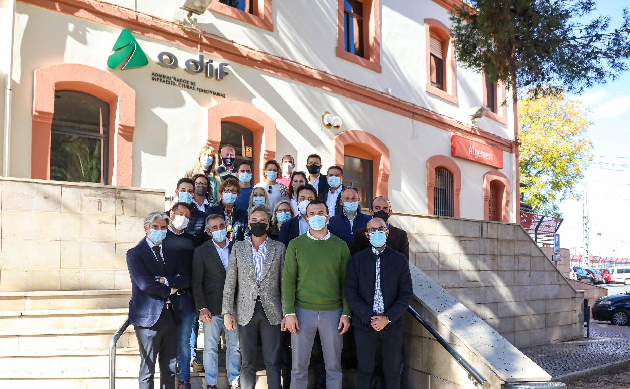 Visita de los representantes del PP a la estación de Algemesí.