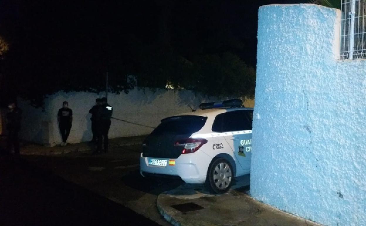 Una patrulla de la Guardia Civil en la calle de l'Eliana donde tuvo lugar el crimen. 