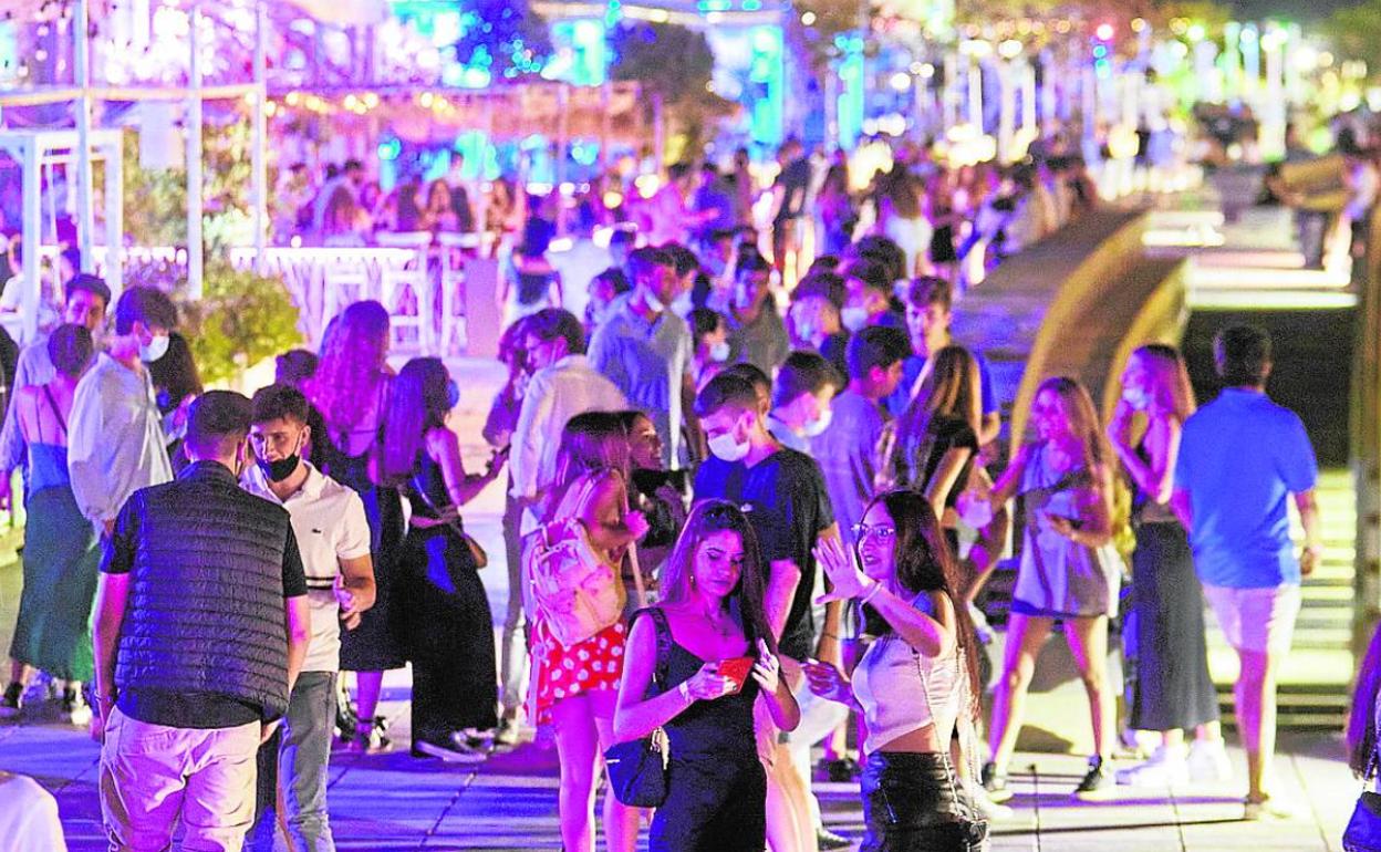 Jóvenes de fiesta en la zona de la Marina de Valencia. 