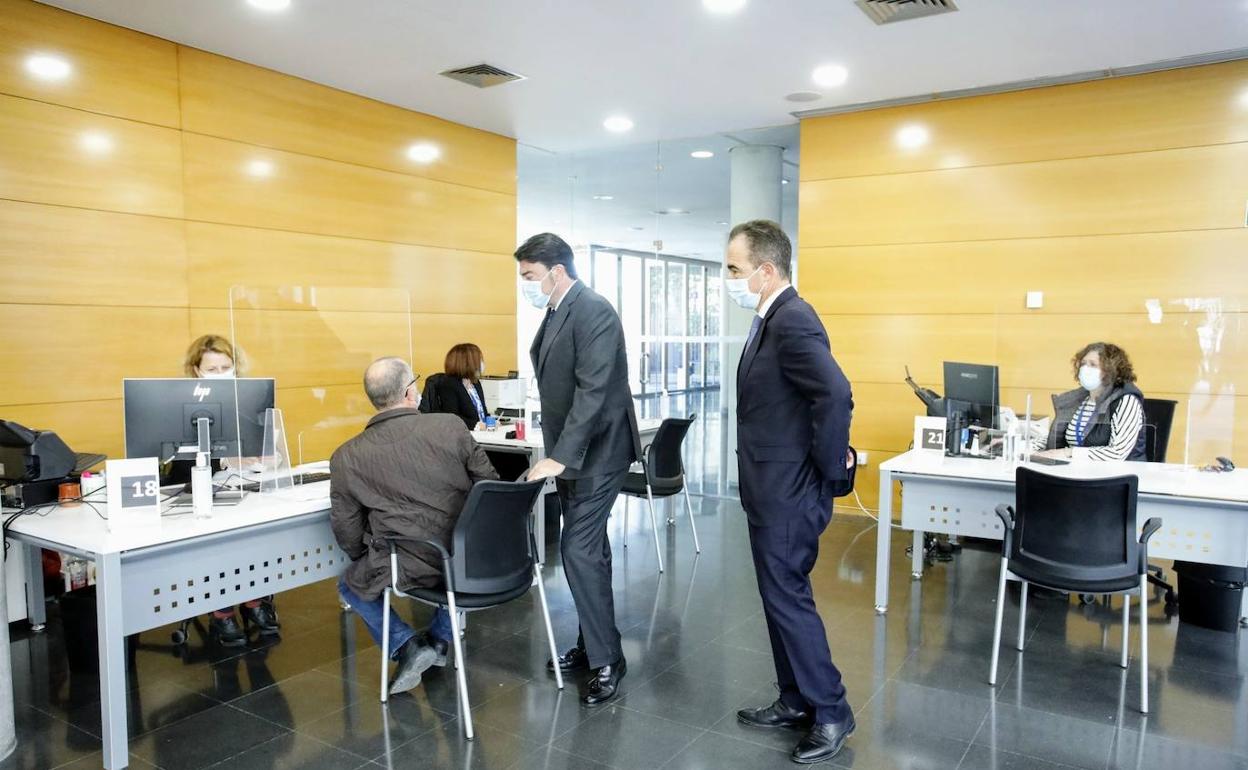 El alcalde Luis Barcala y el concejal Antonio Peral visitan la nueva oficina municipal, este lunes. 