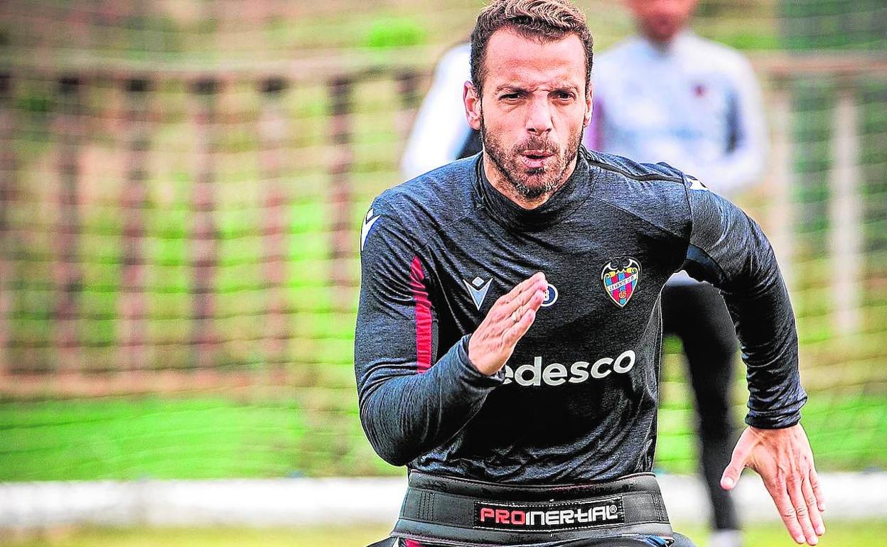 Roberto Soldado, durante un entrenamiento en el Parador Nacional de El Saler.