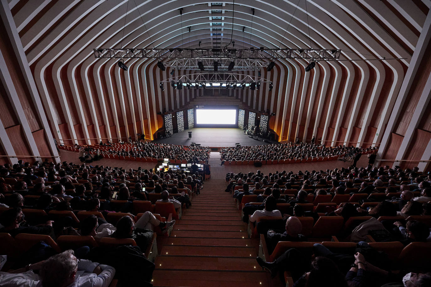 Valencia Capital del Diseño ya es una realidad. La gala de presentación del programa que ha tenido lugar este martes por la noche en Les Arts celebra la puesta en marcha de la iniciativa, financiada por el Ayuntamiento, la Generalitat y la Diputación. Al evento han acudido Bertrand Derome, director general de la Organización Mundial del Diseño y autoridades como el presidente Ximo Puig; el presidente de la Diputación de Valencia, Toni Gaspar y el alcalde de Valencia, Joan Ribó.