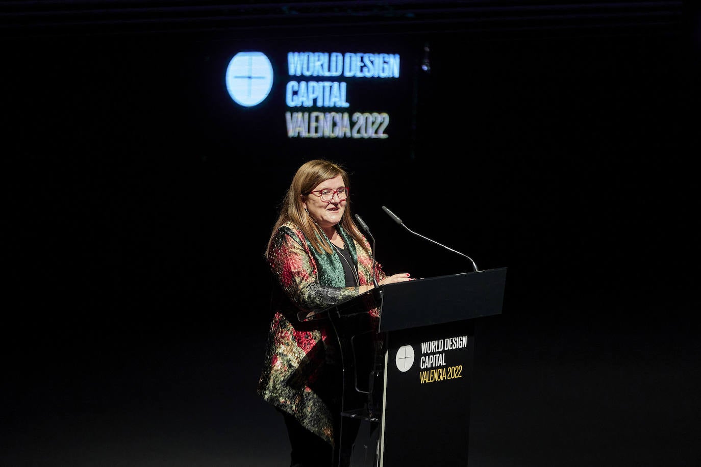 Valencia Capital del Diseño ya es una realidad. La gala de presentación del programa que ha tenido lugar este martes por la noche en Les Arts celebra la puesta en marcha de la iniciativa, financiada por el Ayuntamiento, la Generalitat y la Diputación. Al evento han acudido Bertrand Derome, director general de la Organización Mundial del Diseño y autoridades como el presidente Ximo Puig; el presidente de la Diputación de Valencia, Toni Gaspar y el alcalde de Valencia, Joan Ribó.