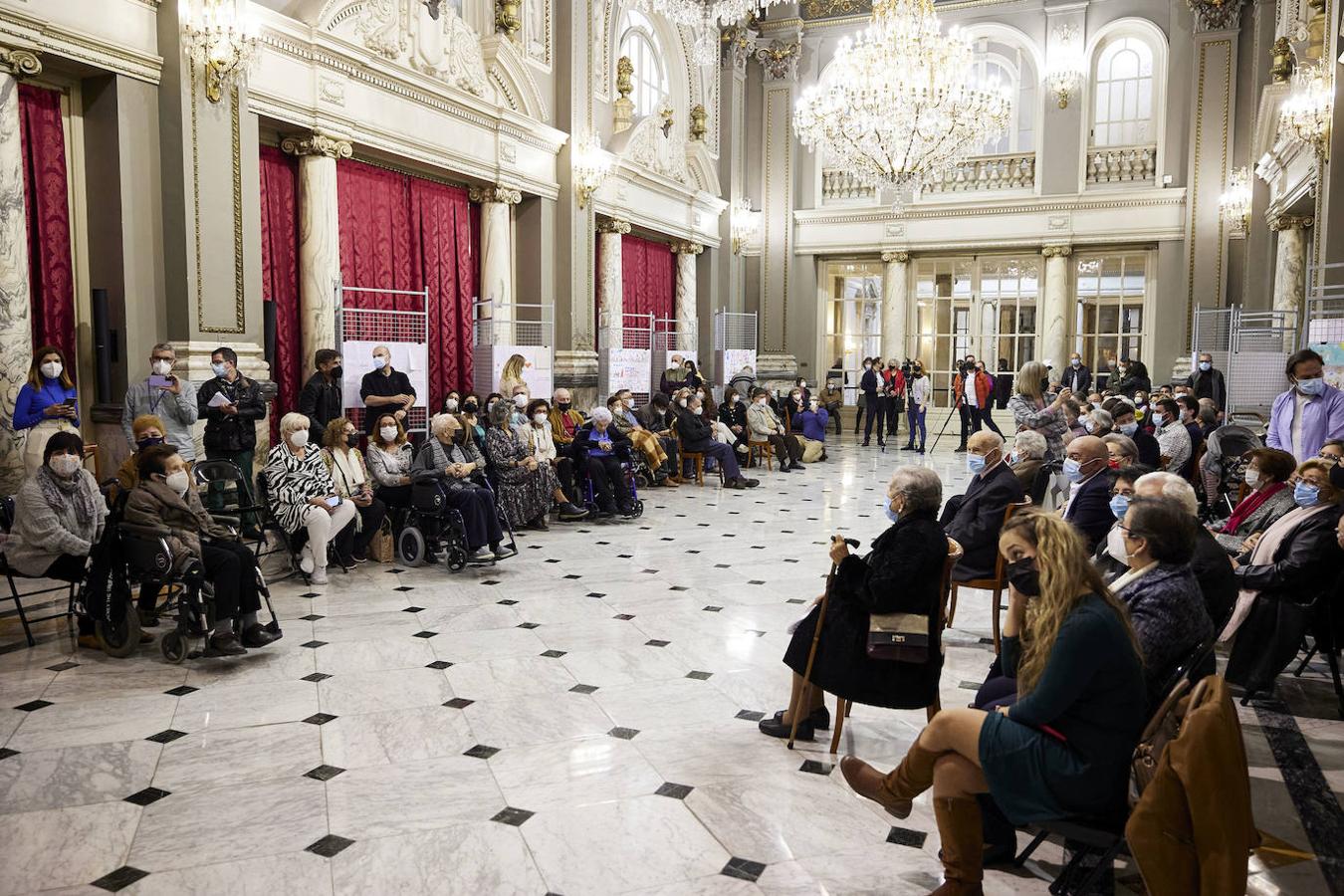 El acto se ha celebrado este martes en el Salón de Cristal. Los protagonistas han sido 14 mujeres y 4 hombres a los que el alcalde, Joan Ribó, ha agradecido por ser parte de la memoria viva de la ciudad. 