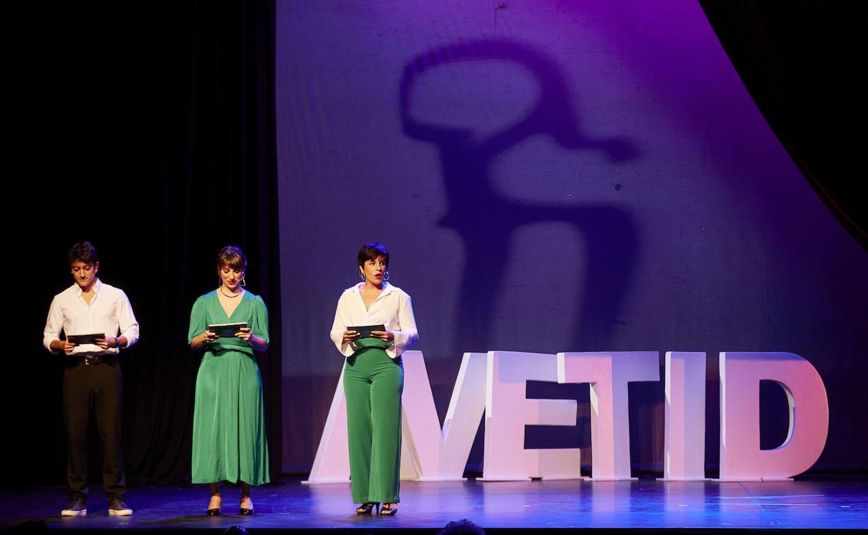 Los presentadores durante un momento de la gala. 