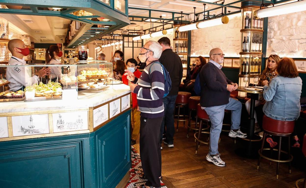 Clientes en un bar de San Sebastián.