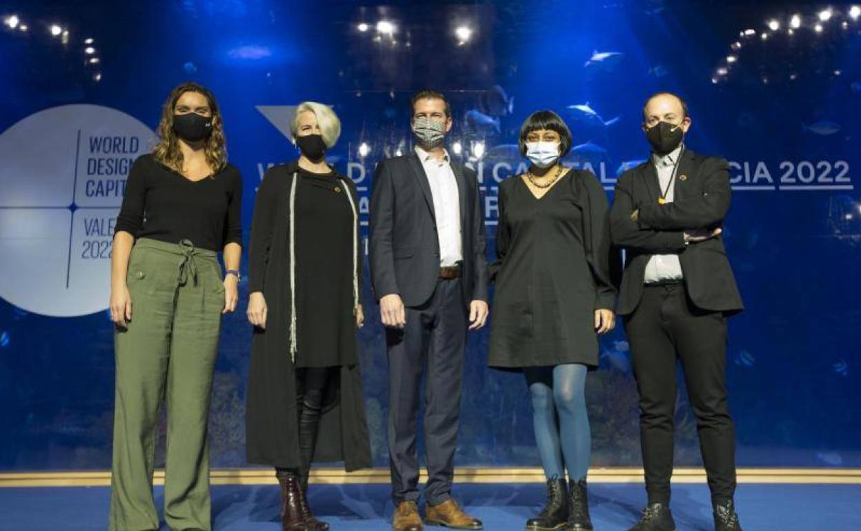 María Lapiedra, Corinna Heilmann, Bertrand Derome, Silvia Florez y Xavi Calvo durante la presentación del programa de Valencia Capital del Diseño 2022 en el auditorio Mar Rojo del Ocenagràfic. 