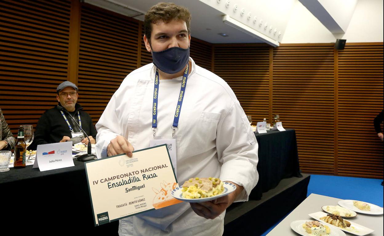 Daniuel Moreno con su ensaladilla rusa ganadora.