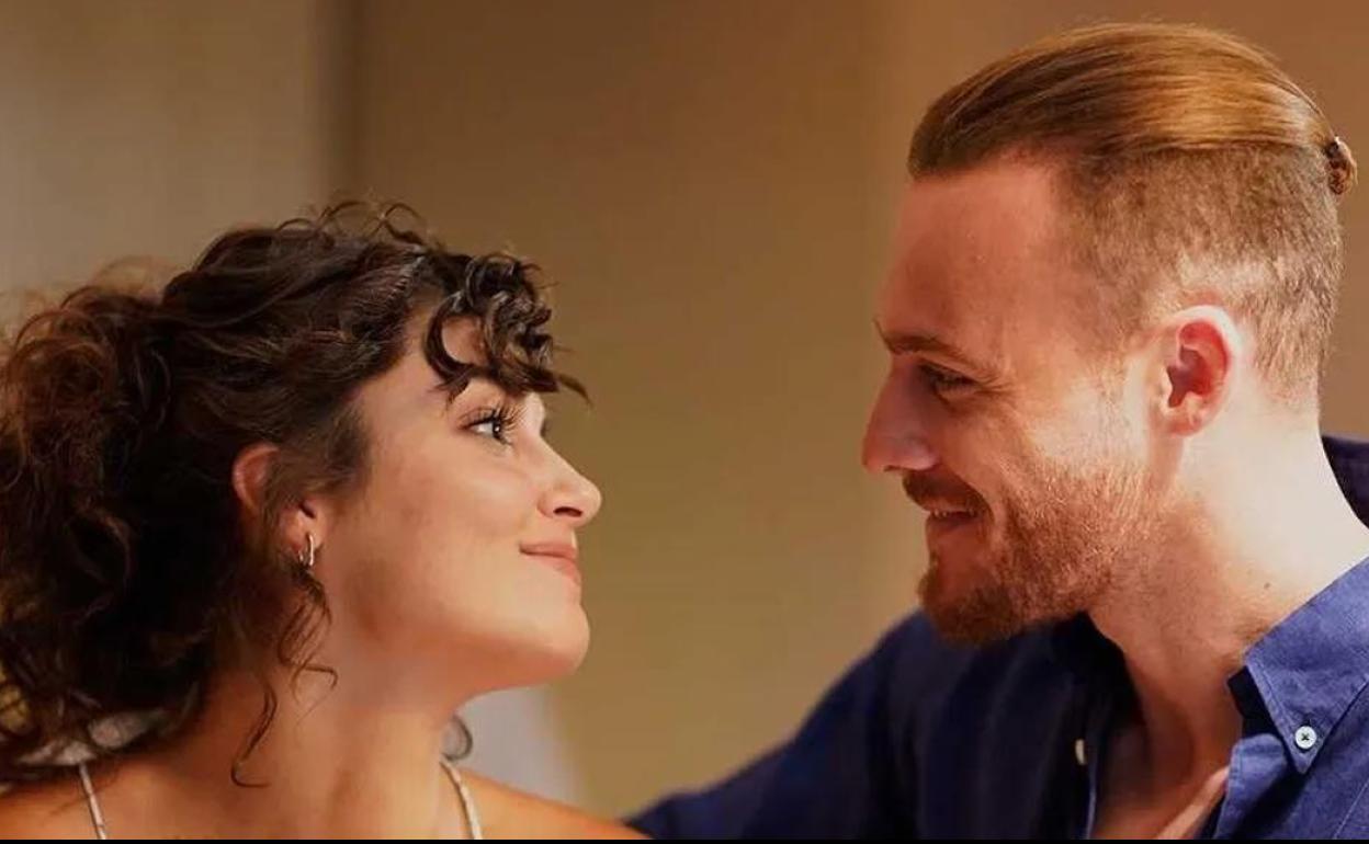 Hande Erçel y Kerem Bursin en un capítulo de 'Love is in the air'.