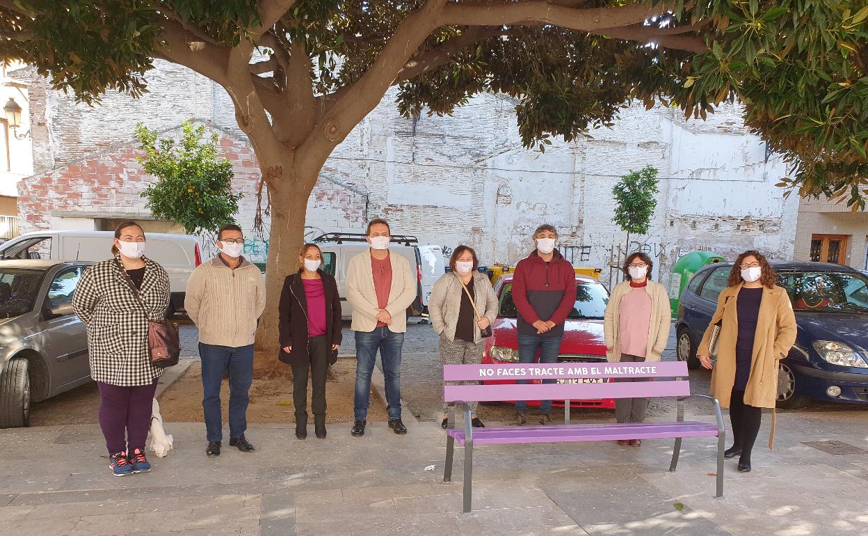 El equipo de gobierno frente a uno de los bancos que muestran la lucha contra la violencia.