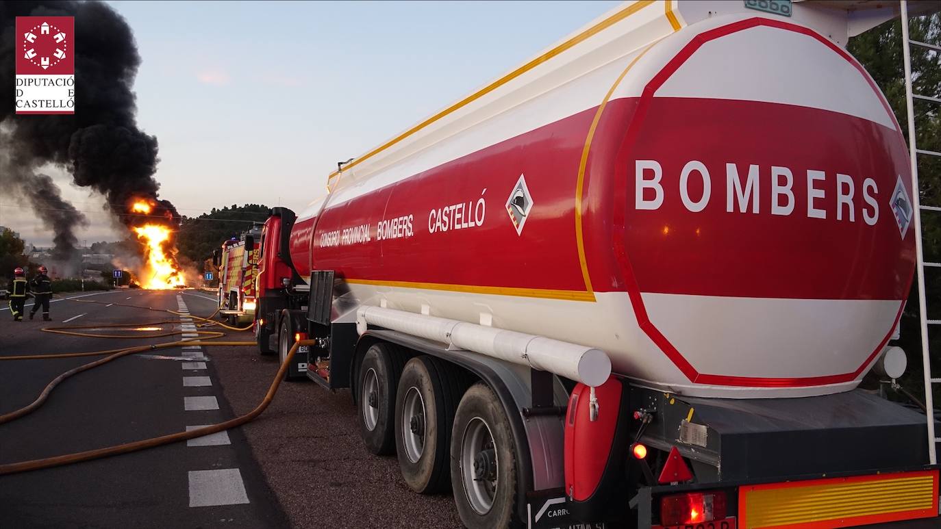 Bomberos en el incendio en Castellón