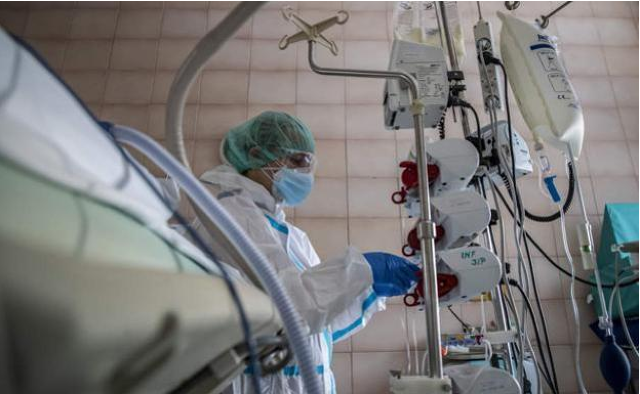 Atención hospitalaria a un paciente con coronavirus.