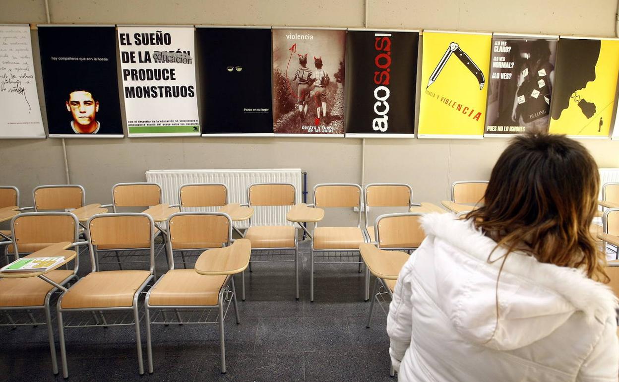 Exposición contra el acoso escolar en un instituto alicantino, en una foto de archivo. 