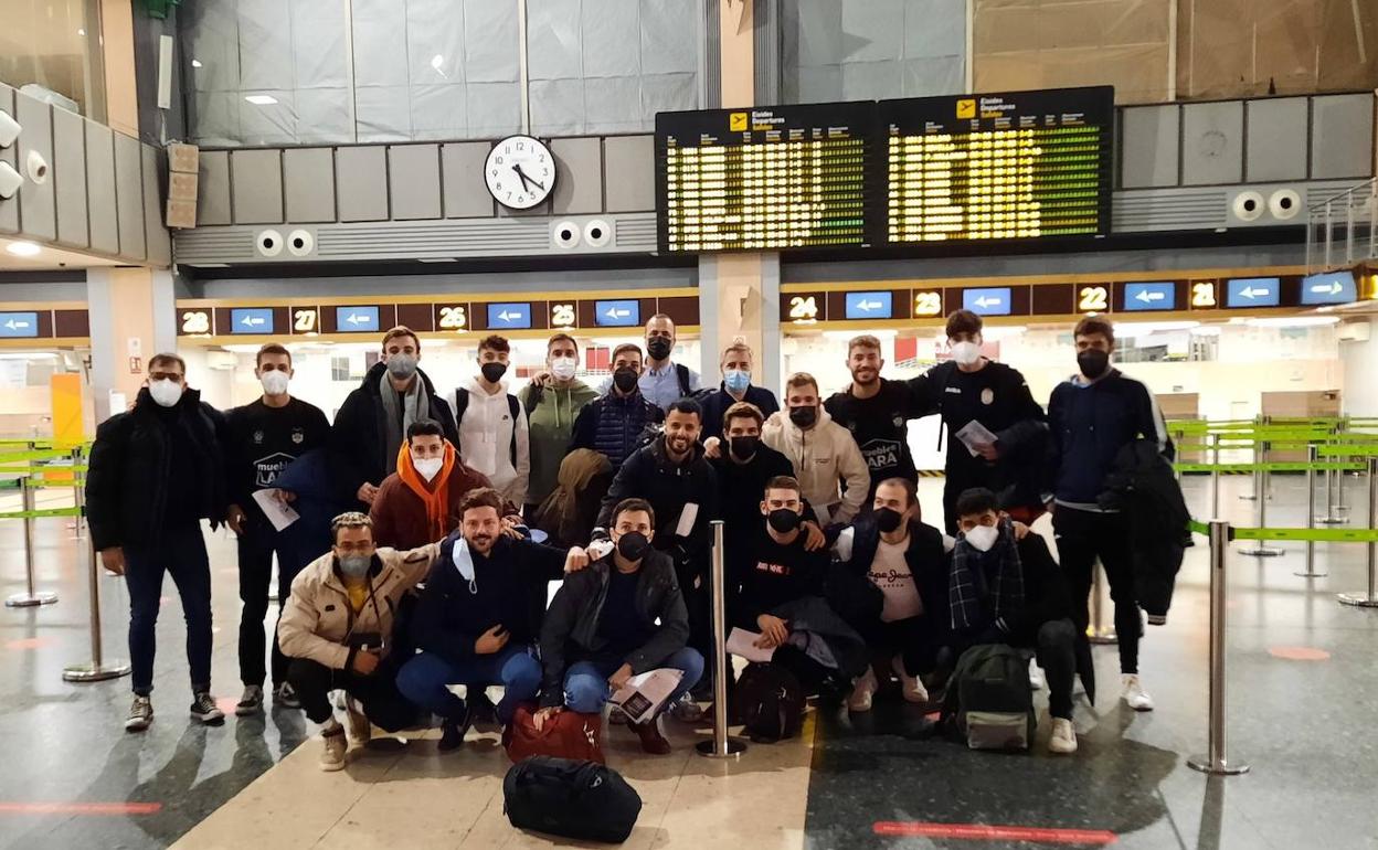 Expedición del Cuenca-Mestallistes esta mañana en el aeropuerto de Manises. 