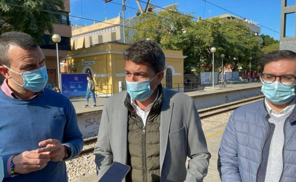 El presidente del PPCV, Carlos Mazón, con Vicent Mompó y el presidente local, Marcos Campo, en Burjassot. 