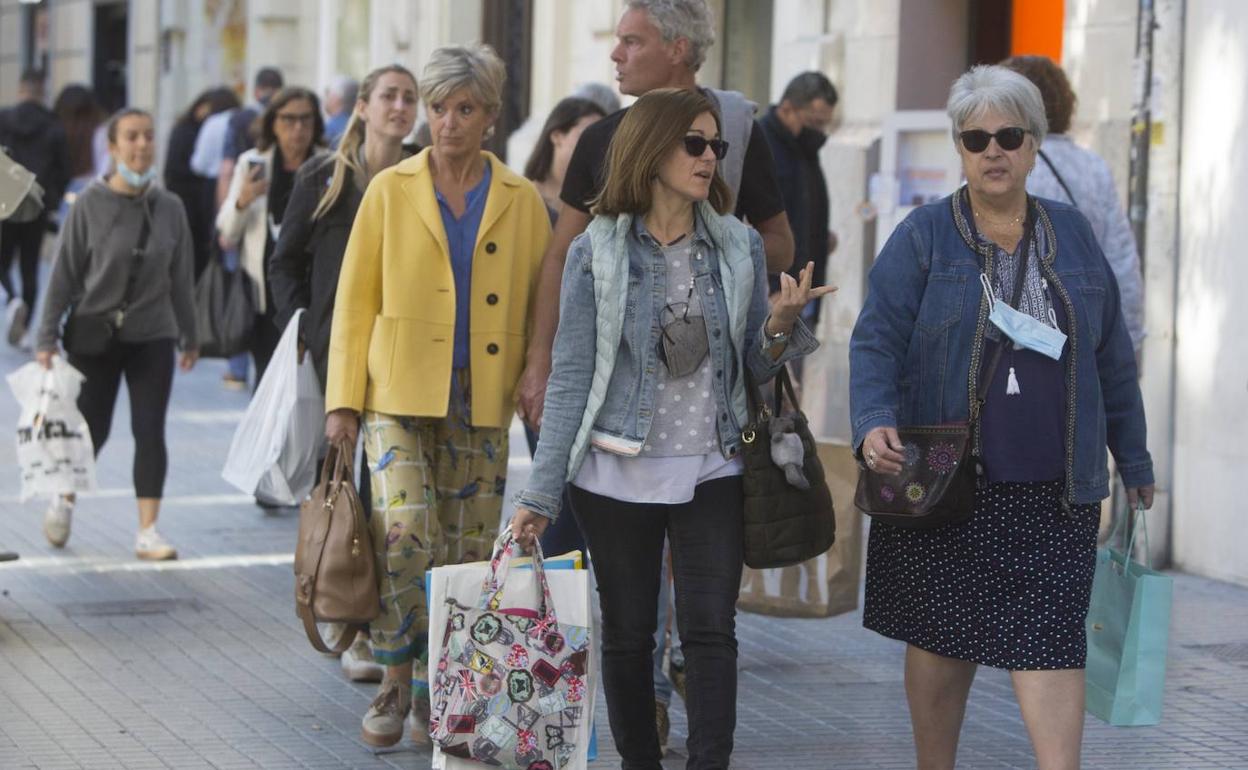 Varias personas paseando por Valencia. 