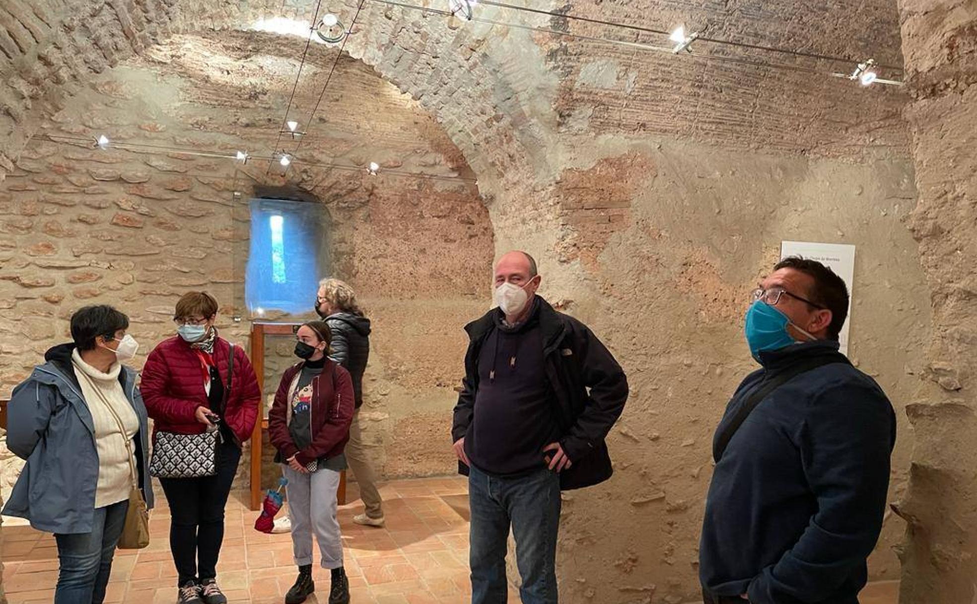 Los visitantes en el interior de la torre mora de Silla. 