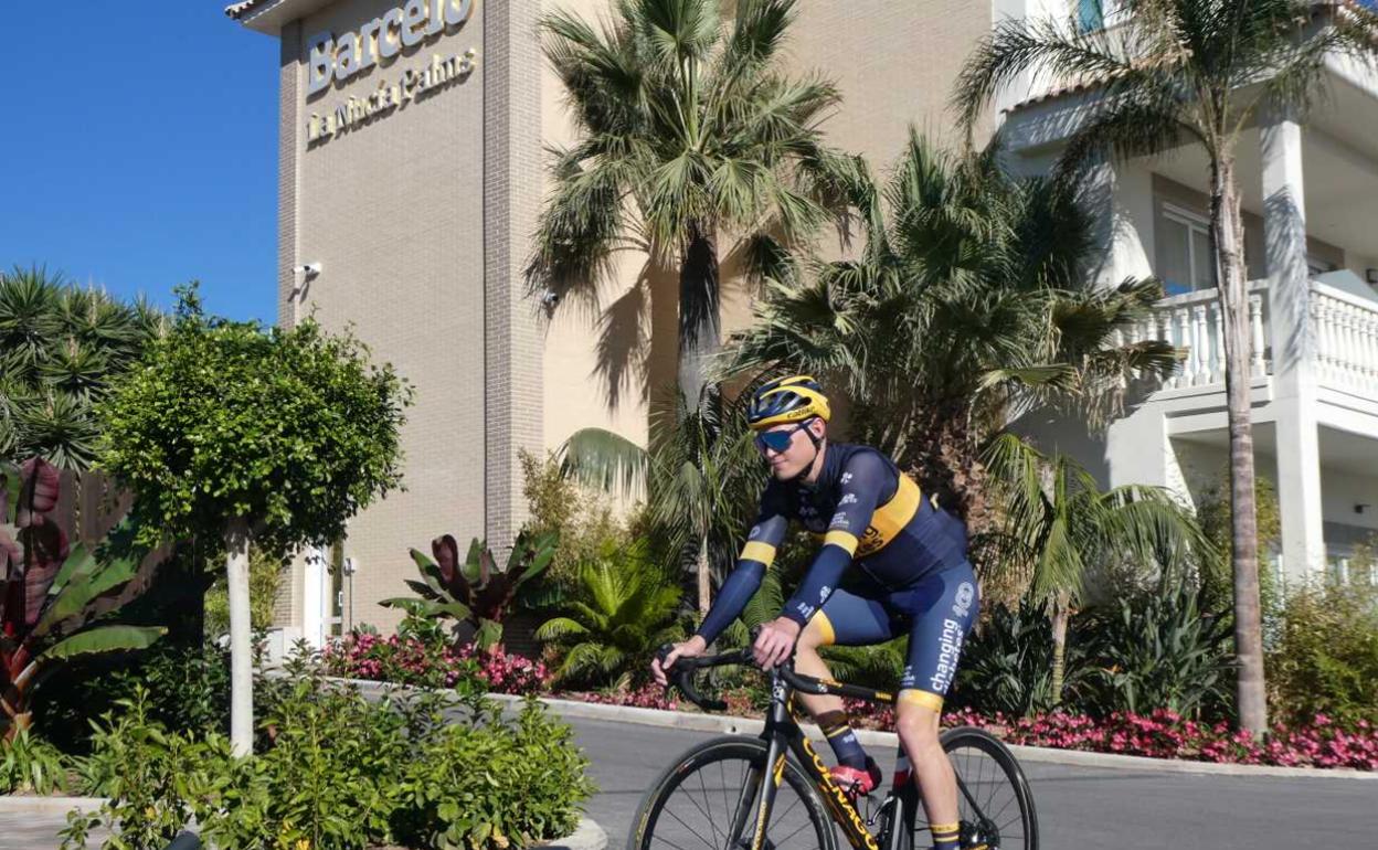 Sam Brand, corredor del equipo Novo Nordisk, en La Nucía