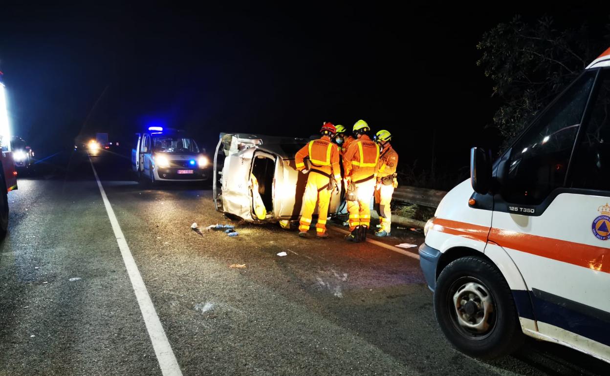 Los bomberos en el lugar del accidente.