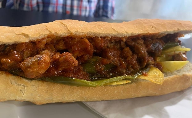 Imagen principal - En bocadillo o en el plato, pero siempre con un 'cremaet', el final que todo almuerzo merece. 