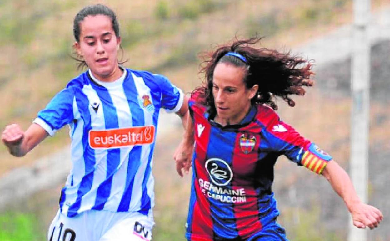 Alharilla pelea por el balón con un rival de la Real Sociedad. 