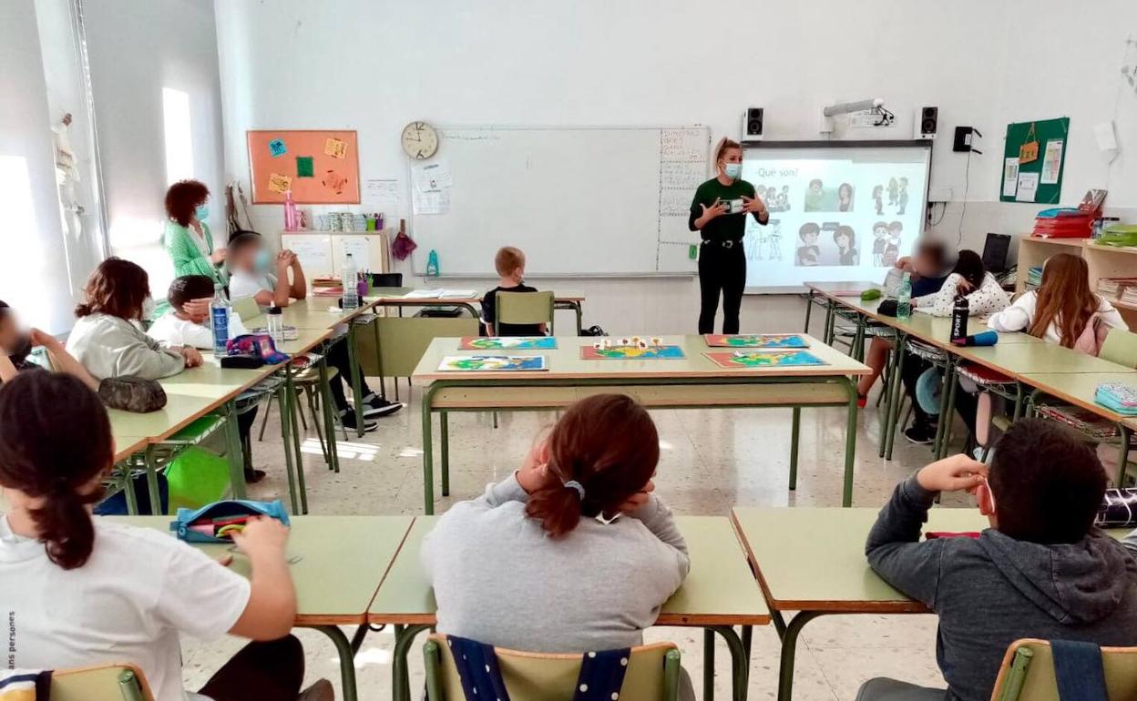 Una sesión del taller de habilidades sociales impartido en Dénia. 