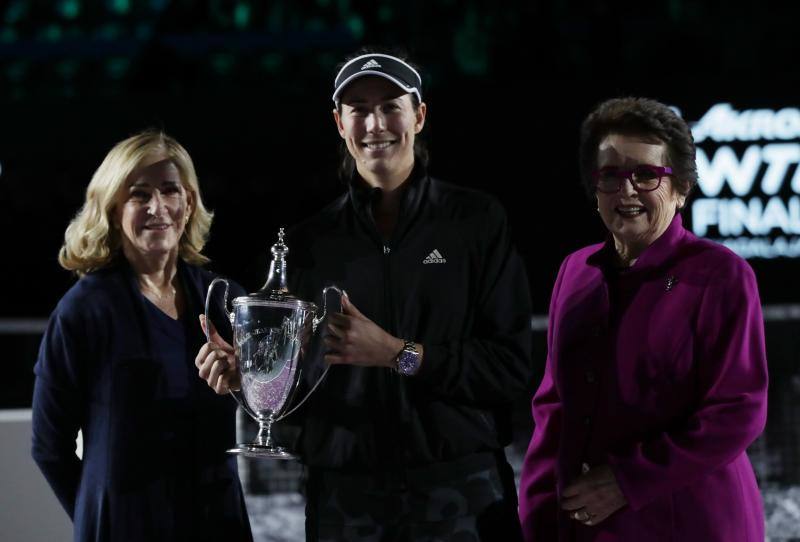 Garbiñe Muguruza celebra el triunfo de maestra. 