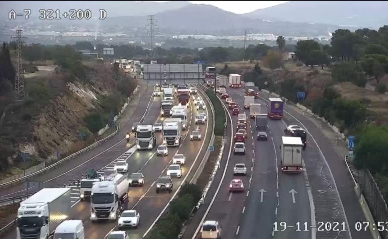 Atascos en Valencia | Un atasco de 9 kilómetros colapsa la entrada a Valencia por la pista de Silla