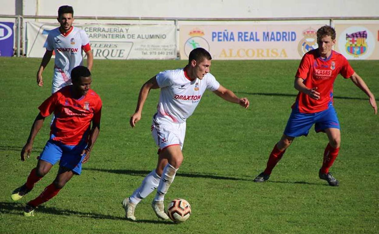 Lautaro Pandiella, con el balón en un encuentro con el CD Utrillas. 