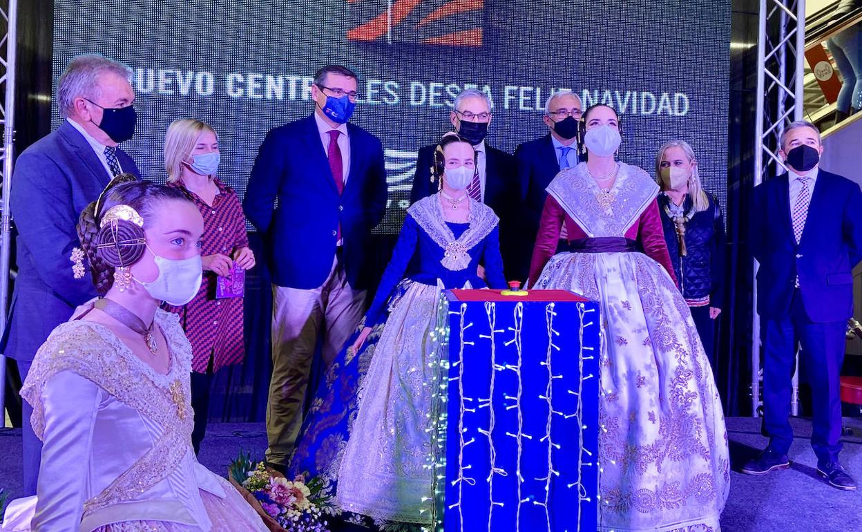 Luces de Navidad de Nuevo Centro | Carmen y Nerea visitan la plaza de Navidad de Nuevo Centro