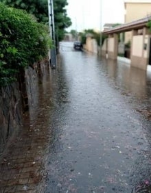 Imagen secundaria 2 - Las piedras en la presa, el mirador vallado y una calle inundada. 