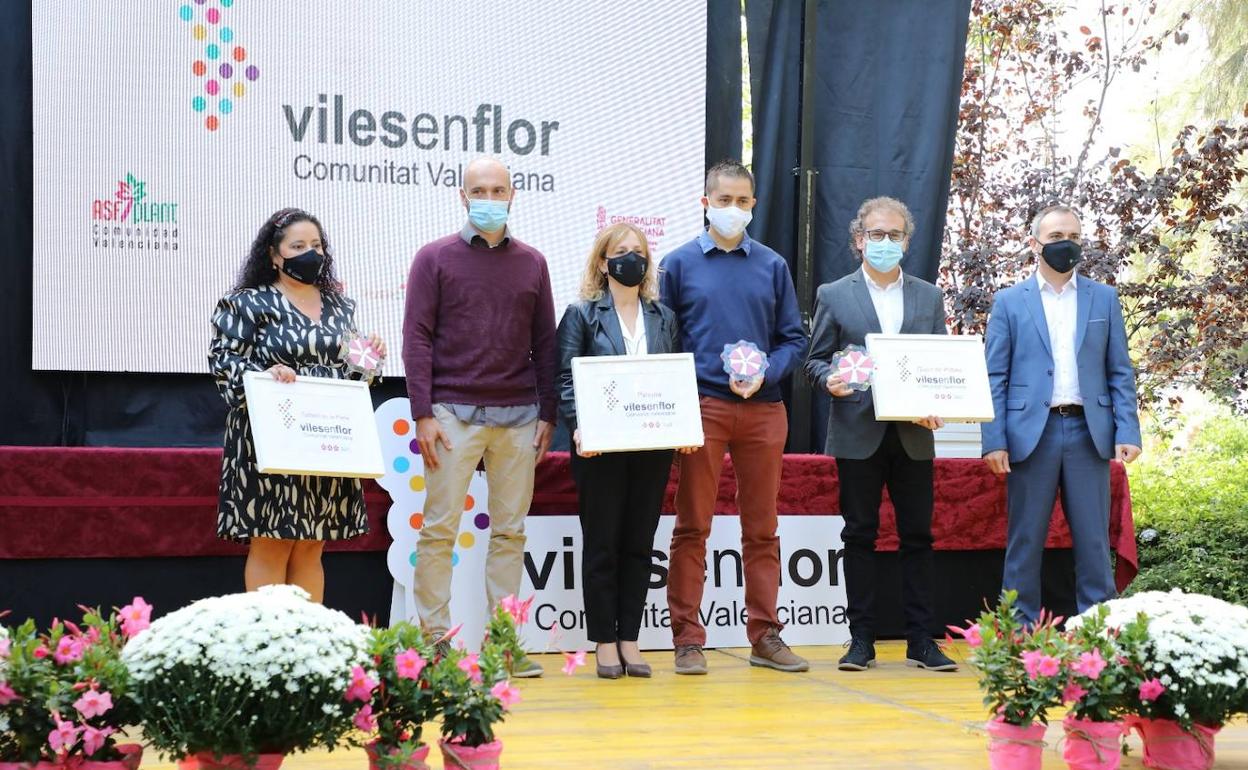 La concejala, Merche Navarro, y representantes de Gespa, recogen la distinción. 