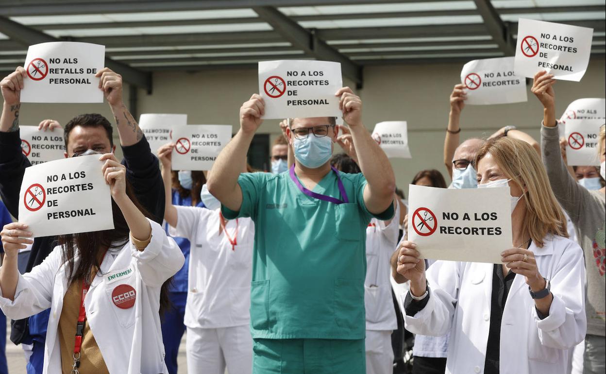 Protesta de personal sanitario a las puertas del hospital La Fe por el cese de parte de los refuerzos Covid. 