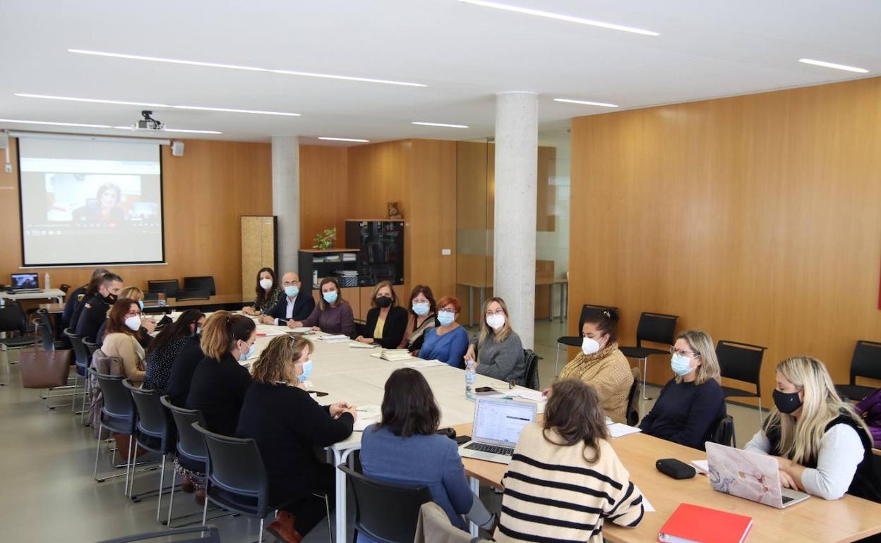 La mesa contra la violencia de género reunida en Alaquàs. 