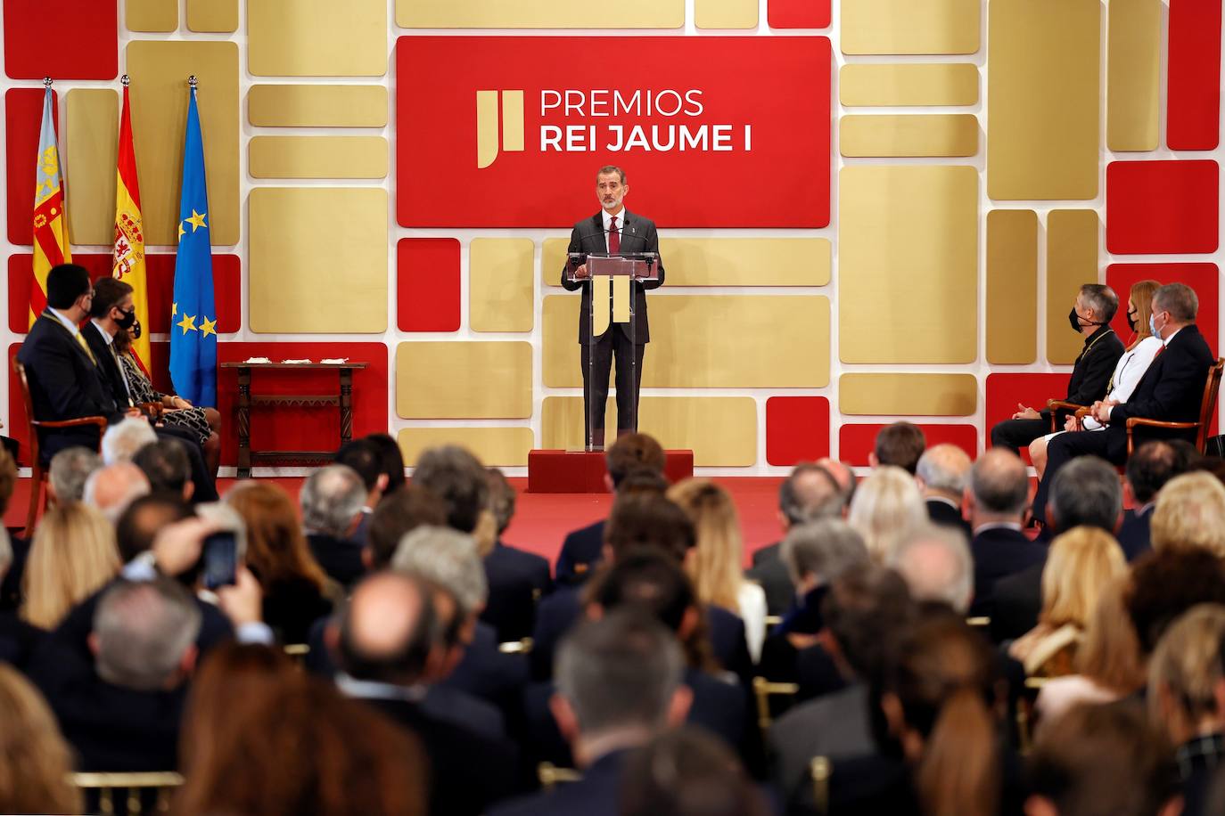 Los Premios Jaume I se entregan en Valencia, donde ha acudido en 2021 el Rey Felipe VI. 