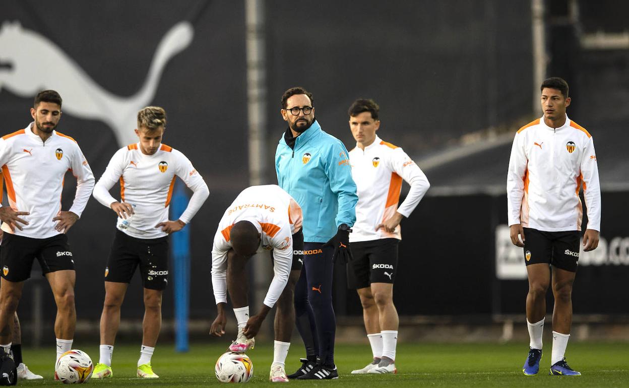 José Bordalás, durante un entrenamiento del Valencia en Paterna. 