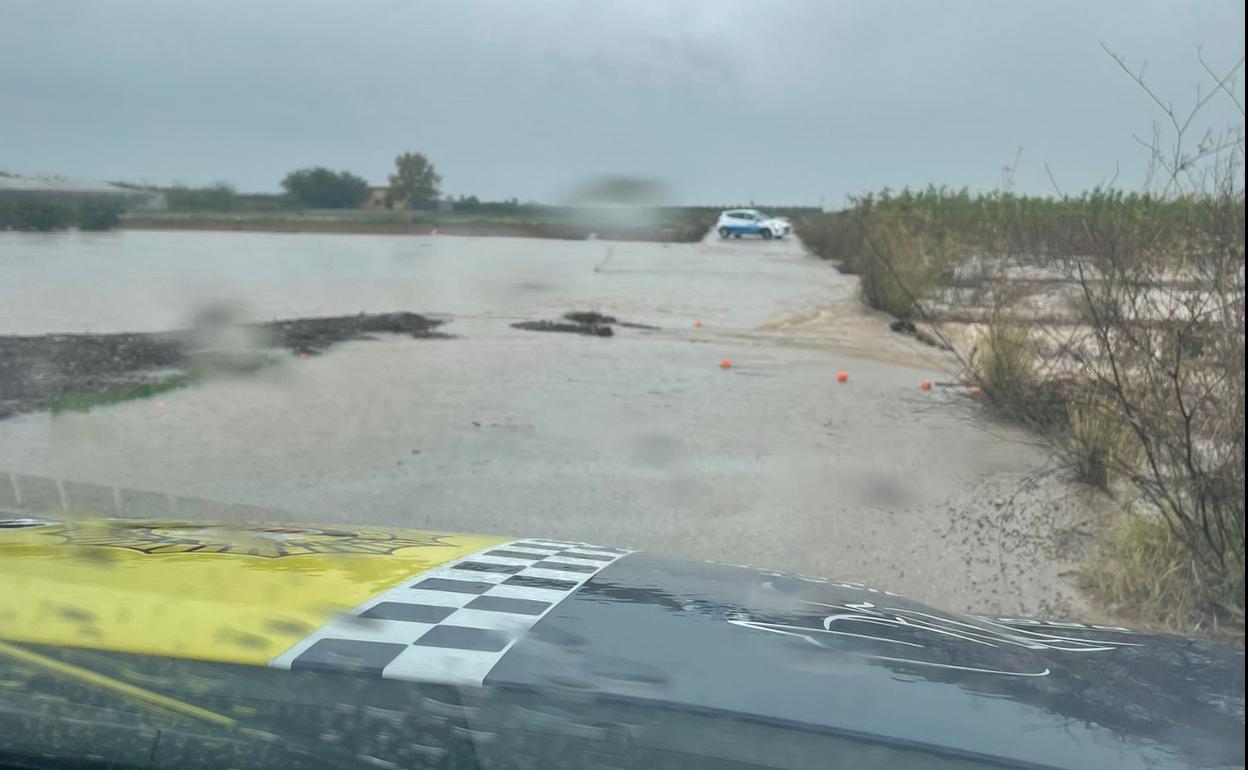 Un camino inundado y cortado al tráfico por la Policía Local de Algemesí. 